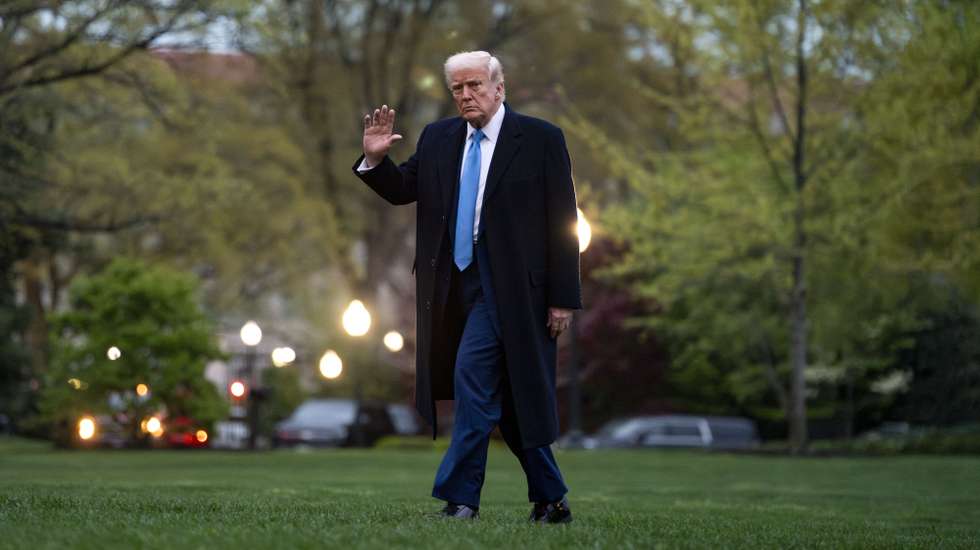 epa12014864 US President Donald Trump waves while crossing the South Lawn after exiting Marine One at White House in Washington, DC, USA, on 06 April 2025. Trump is returning from Florida.  EPA/BONNIE CASH / POOL