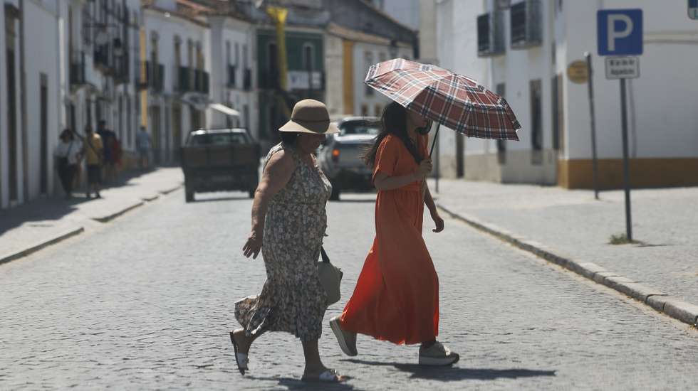 Populares tentam proteger-se do calor num dia em que as temperaturas máximas irão rondar os 40 graus, Évora, 27 de junho de 2025.As temperaturas mínimas vão oscilar entre os 15 graus Celsius (Braga e Viana do Castelo) e os 25 (Faro) e as máximas entre os 25 (Viana do Castelo) e os 40 (Évora). NUNO VEIGA/LUSA