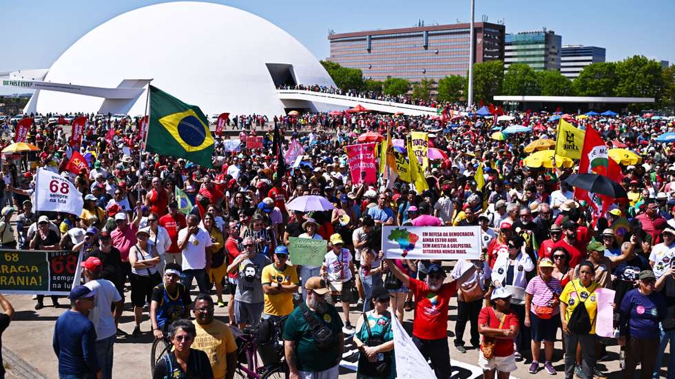epa12396071 People participate in a demonstration against the amnesty bill advancing in Congress, on the Esplanade of Ministries in Brasilia, Brazil, 21 September 2025. The bill could benefit former Brazilian president Bolsonaro, sentenced to 27 years in prison for coup plotting.  EPA/ANDRE BORGES