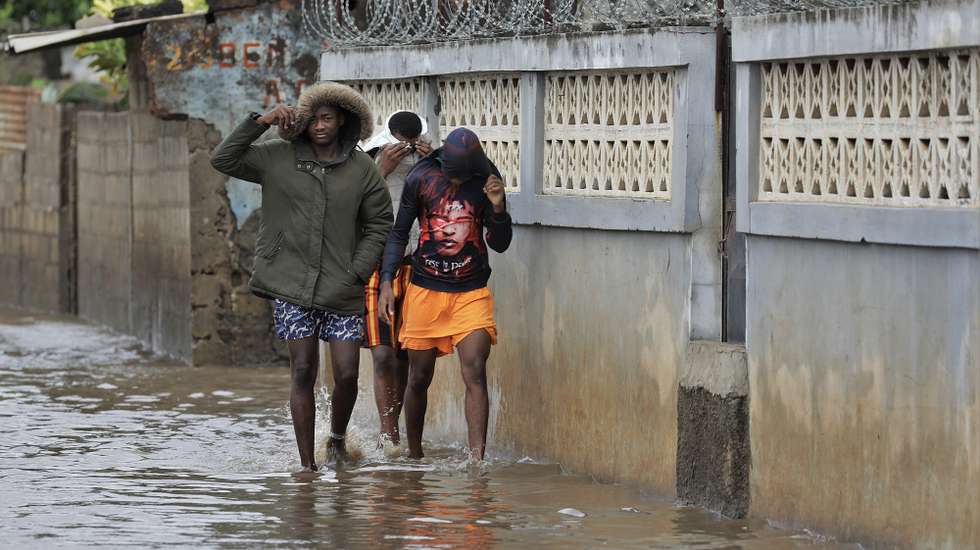 A tempestade tropical “Filipo” deixou hoje Maputo debaixo de água, com vários bairros e centenas de casas da capital moçambicana alagados, afetada ainda por rajadas que levaram coberturas, derrubaram árvores e deixaram moradores em sobressalto durante a noite, Maputo, Moçambique, 13 de março de 2024.  LUÍSA NHANTUMBO/LUSA