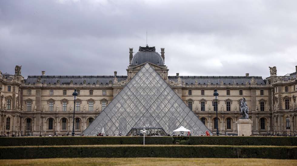 epa12466948 An exterior view of the Louvre Museum a day after a robbery in Paris, France, 20 October 2025. The Louvre Museum was targeted in a robbery by several criminals who smashed windows to steal eight priceless royal pieces of jewelry on 19 October. The Louvre remains closed for a second day running. French Culture Minister Rachida Dati called it 'an attack on France’s cultural heritage.'  EPA/YOAN VALAT