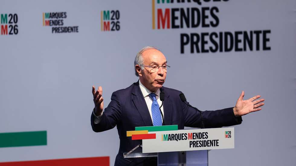 O candidato à Presidência da República Luís Marques Mendes durante a apresentação da Comissão de Honra da sua candidatura, no auditório da Biblioteca Almeida Garrett, Porto, 26 de junho de 2025. JOSÉ COELHO/LUSA