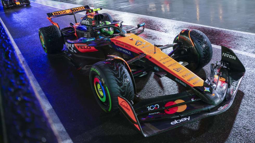 epaselect epa12541176 McLaren driver Lando Norris of Britain on pit lane during the qualifying session for the Formula One Las Vegas Grand Prix on the Las Vegas Strip Circuit, in Las Vegas, Nevada, USA, 21 November 2025. The Las Vegas Grand Prix will take place on 22 November 2025.  EPA/CRISTOBAL HERRERA-ULASHKEVICH