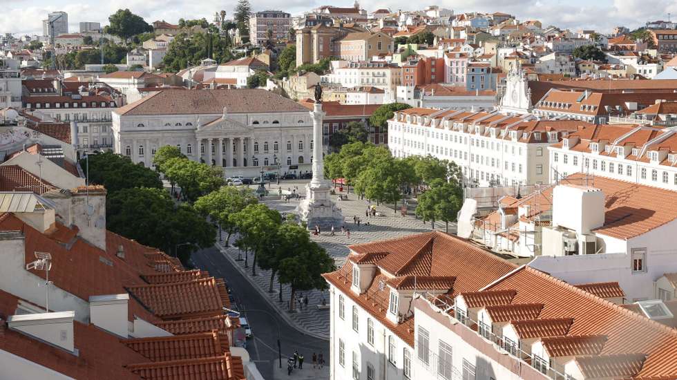 Praça do Rossio, em Lisboa, 18 de julho de 2025. Calçada portuguesa. Turismo. D. Pedro IV. Baixa pombalina. Teatro Nacional D. Maria II. ANTÓNIO PEDRO SANTOS/LUSA