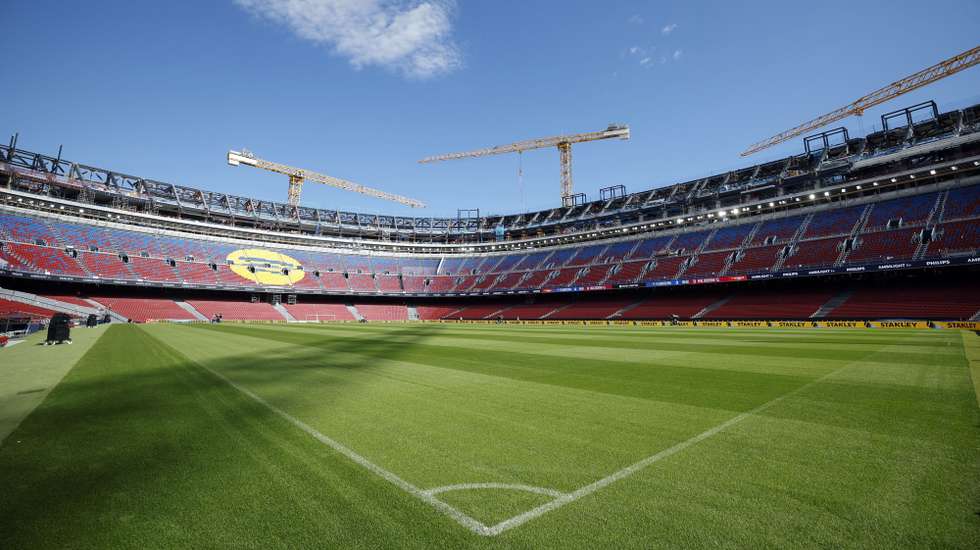 epa12399627 General view of Camp Nou during a press visit to see the ongoing renovation work on the stadium in Barcelona, Spain, 23 September 2025. FC Barcelona is awaiting approval from Barcelona City Council to reopen the Camp Nou.  EPA/Alberto Estevez