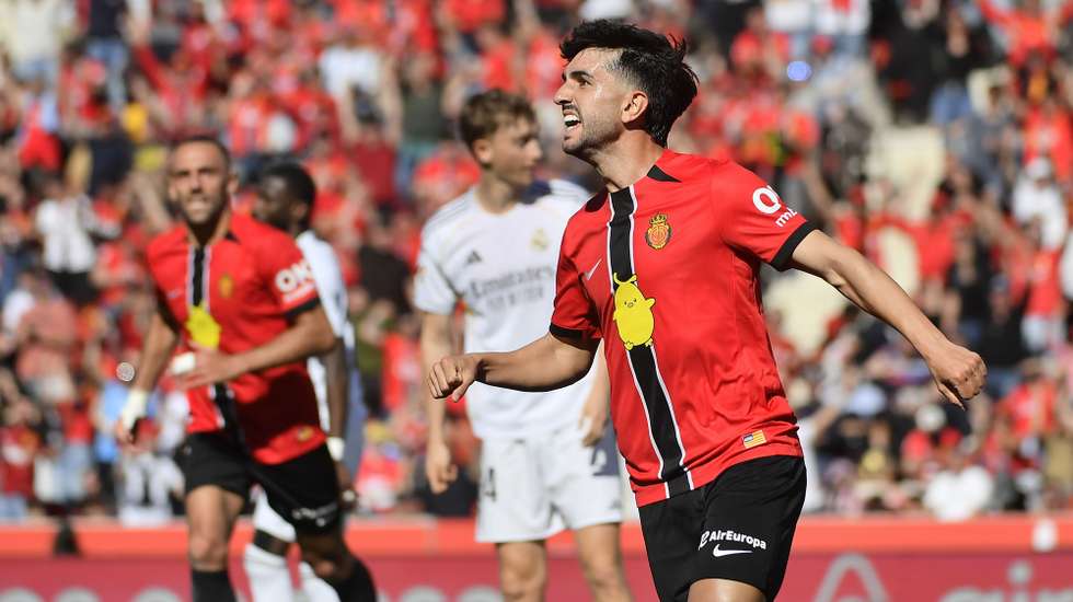 epa12868998 Mallorca's Manu Morlanes celebrates after scoring the 1-0 goal during the Spanish LaLiga soccer match between RCD Mallorca and Real Madrid, in Palma de Mallorca, Balearic Islands, Spain, 04 April 2026.  EPA/MIQUEL A. BORRAS