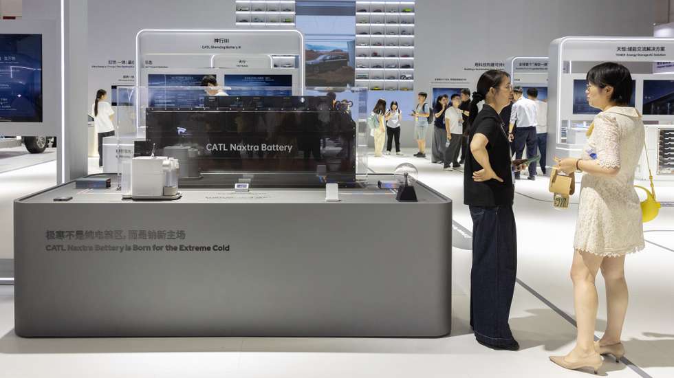 epa13056388 People talk next to a display of CATL’s Naxtra battery at the China International Supply Chain Expo in Beijing, China, 22 June 2026. The China International Supply Chain Expo runs from 22 to 26 June.  EPA/JESSICA LEE