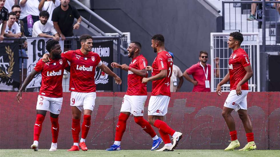 O jogador do Santa Clara, Gonçalo Paciência (2-E), celebra após marcar o 0-1 contra o Académico de Viseu, durante o jogo da I Liga de Futebol, realizado no Estádio do Fontelo, em Viseu, 15 de agosto de 2026. PAULO NOVAIS/LUSA