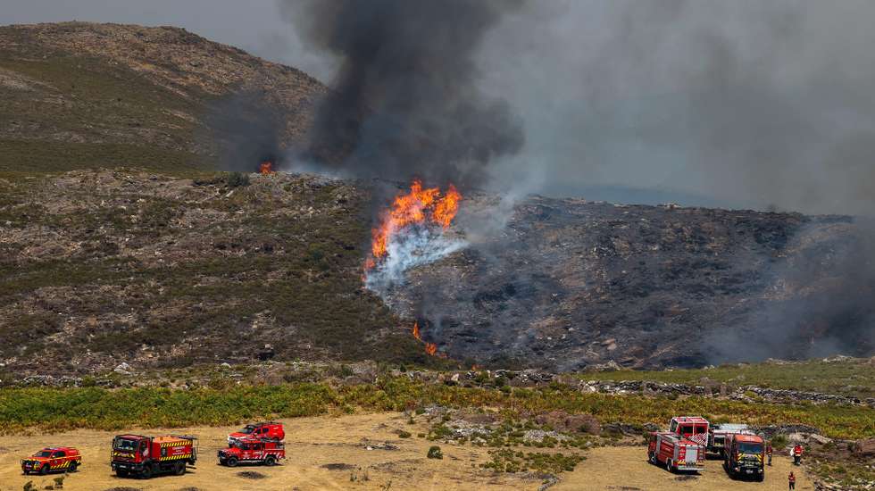 Bombeiros combatem o incêndio que consome mato, junto à povoação de Cando, na Serra da Freita, Arouca, 18 de agosto de 2026. PAULO NOVAIS/LUSA