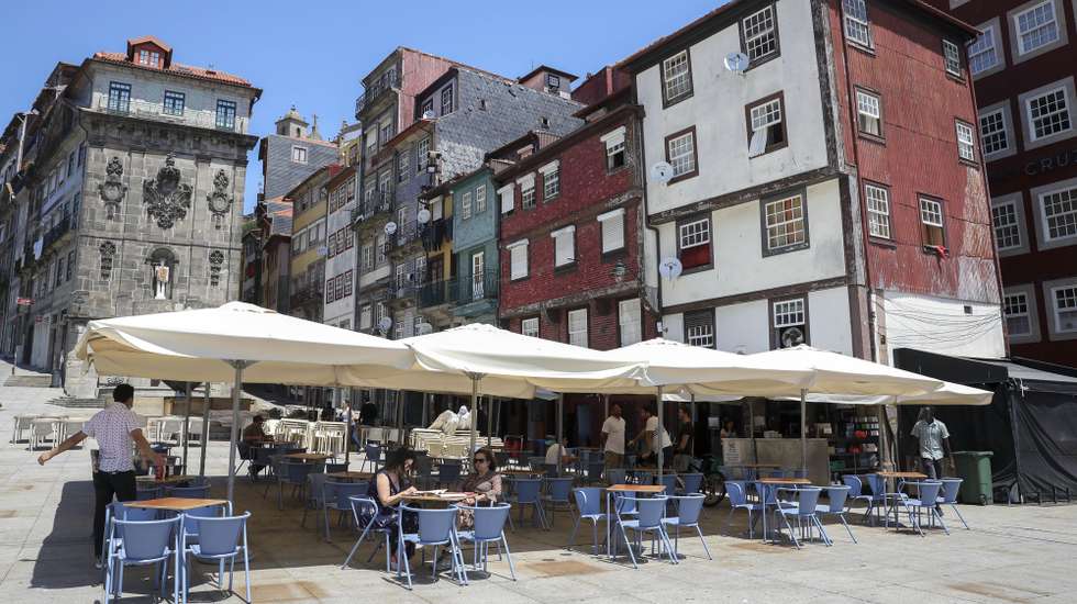 Reabertura do comércio em geral no primeiro dia após o alívio das medidas de emergência devido à situação epidemiológica da covid-19 decretadas pelo Governo no dia 15, no Porto, 18 de maio de 2020. JOSÉ COELHO/LUSA