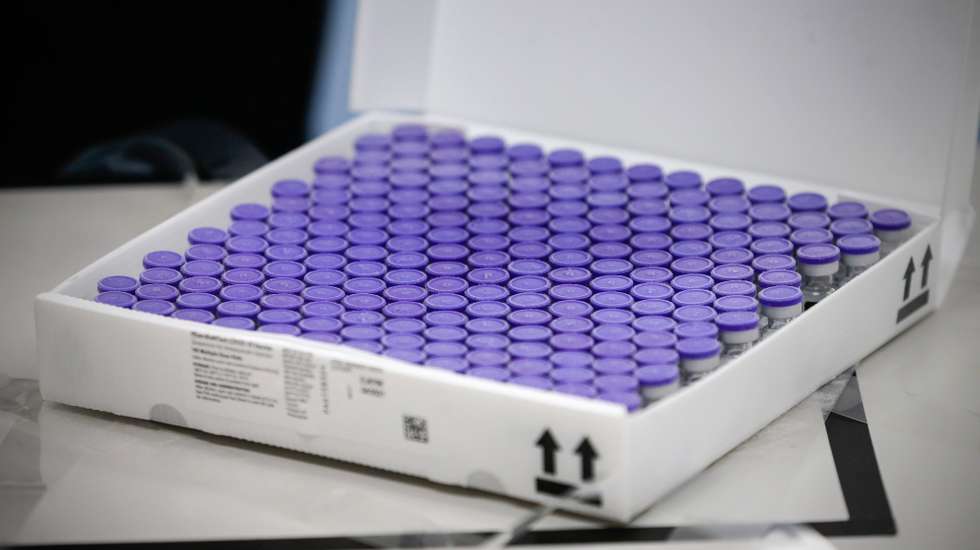 Um caixa parte do primeiro lote das vacinas contra a Covid-19 que chegou hoje a Portugal, ficando guardado numas instalações no concelho de Montemor-o-Velho, nos arredores de Coimbra, 26 de dezembro de 2020. Escoltada por forças de segurança, a viatura que transposta as vacinas, duas caixas que no total pesam 41 quilogramas, entrou no perímetro da unidade de armazenamento cerca das 09:45. A campanha de vacinação contra a Covid-19 arranca no domingo em Portugal, à semelhança de outros países da União Europeia, a vacina é facultativa, gratuita e universal, sendo assegurada pelo SNS. JOSÉ COELHO/LUSA