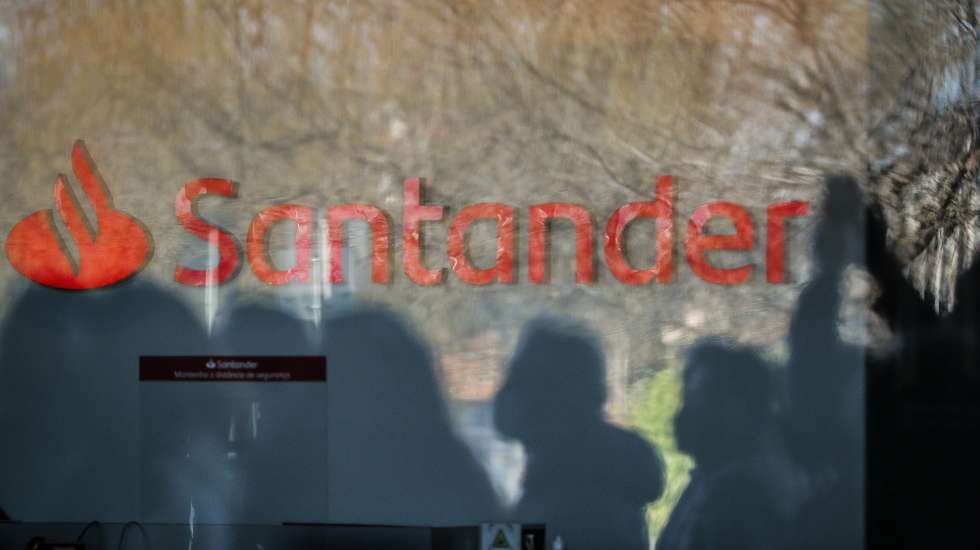 Trabalhadores do Banco Santander Totta participam na concentração em protesto pelo plano da administração de reorganização do banco que prevê a supressão de centenas de postos de trabalho, no Centro Santander Totta, em Lisboa, 18 de março de 2021. MÁRIO CRUZ/LUSA