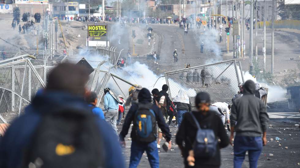 epa10416647 Protesters clash with police around the airport in Arequipa, Peru, 19 January 2023. Hundreds of protesters tried to enter the Arequipa airport facilities, the second most populous city in Peru, whose operations were suspended as a preventive measure in the face of anti-government protests that add up to more than 50 deaths. The protesters demand the resignation of Boluarte and the closure of Congress, as well as the calling of general elections for this year and a constituent assembly.  EPA/JOSE SOTOMAYOR JIMENEZ