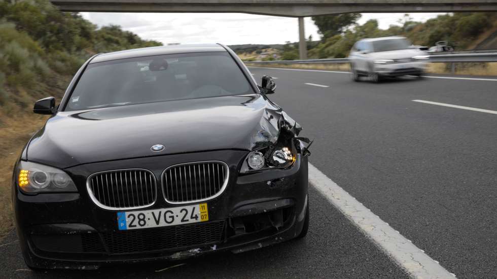 O carro onde seguia o ministro da Administração  Interna, Eduardo Cabrita, estacionado no A6 no seguimento de um acidente que envolveu uma vitima mortal por atropelamento, Évora, 18 de junho de 2021. PAULO CUNHA /LUSA