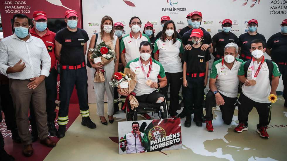 Os atletas Miguel Monteiro (D) e Norberto Mourão (C) à chegada ao aeroporto Humberto Delgado, em Lisboa, 7 de setembro de 2021. Miguel Monteiro, medalha de Bronze com a marca de 10,76 metros no lançamento do peso da classe F40 e Norberto Mourão, medalha de Bronze na prova de canoagem masculina caiaque singular VL2 - 200 metros, garantiram as únicas medalhas para Portugal nos Jogos Paralímpicos de Tóquio. MÁRIO CRUZ/LUSA
