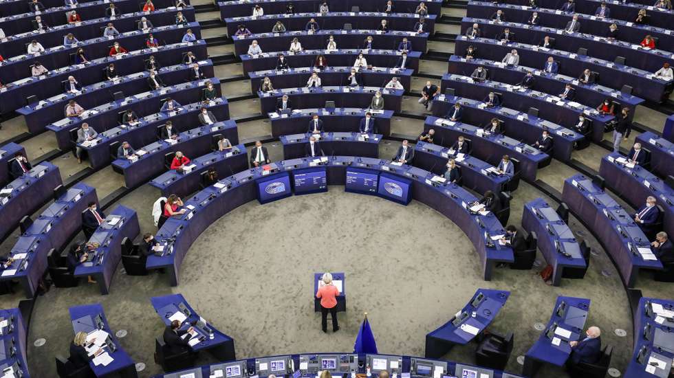 epaselect epa09469043 European Commission President Ursula von der Leyen delivers a speech during a debate on 'The State of the European Union' at the European Parliament in Strasbourg, France, 15 September 2021.  EPA/JULIEN WARNAND