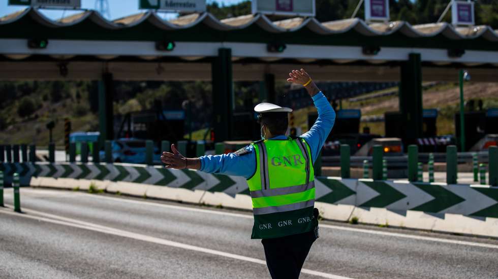 Operações de fiscalização rodoviária da Guarda Nacional Republicana (GNR) e da Polícia de Segurança Pública (PSP), que estão a decorrer neste período da Páscoa, na Autoestrada 1, sentido sul/norte,  junto às portagens de Alverca, 14 de abril de 2022. JOSÉ SENA GOULÃO/LUSA