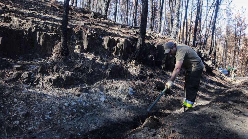 O ministro do Ambiente e da Ação Climática, Duarte Cordeiro (ausente na foto), visitou as obras de estabilização de emergência na área de Manteigas afetada pelo incêndio da Serra da Estrela, Sameiro, Manteigas, 27 de setembro de 2022. MIGUEL PEREIRA DA SILVA/LUSA