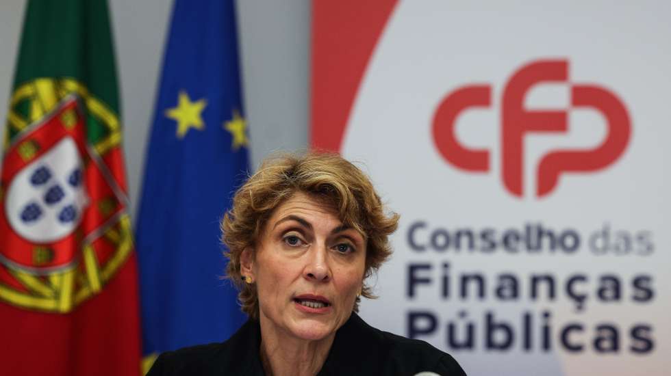 A presidente do Conselho das Finanças Públicas, Nazaré da Costa Cabral, intervém durante a divulgação do relatório "Perspetivas Económicas e Orçamentais 2023-2027", na sede da instituíção, em Lisboa, 21 de março de 2023. TIAGO PETINGA/LUSA