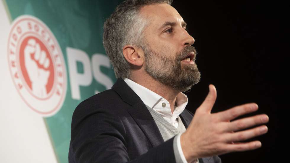 Pedro Nuno Santos, candidato a secretário-geral do Partido Socialista (PS), intervém durante um encontro com militantes e simpatizantes no Auditório Paulo Quintela, em Bragança, 08 de dezembro de 2023. MIGUEL PEREIRA DA SILVA/LUSA