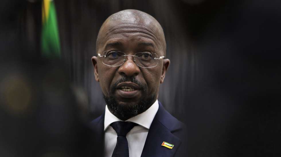 O ministro da Defesa de Moçambique, Cristóvão Chume, durante uma conferência de imprensa no final de uma reunião com a ministra da Defesa Nacional de Portugal, Helena Carreiras (ausente da fotografia), no Clube Militar em Maputo, Moçambique, 18 de dezembro de 2023. A ministra da Defesa de Portugal defendeu hoje, em Maputo, a continuidade da missão de treino Missão de Treino da União Europeia em Moçambique (EUTM-MOZ, sigla em inglês), considerando fundamental a consolidação do trabalho já realizado. LUÍSA NHANTUMBO/LUSA