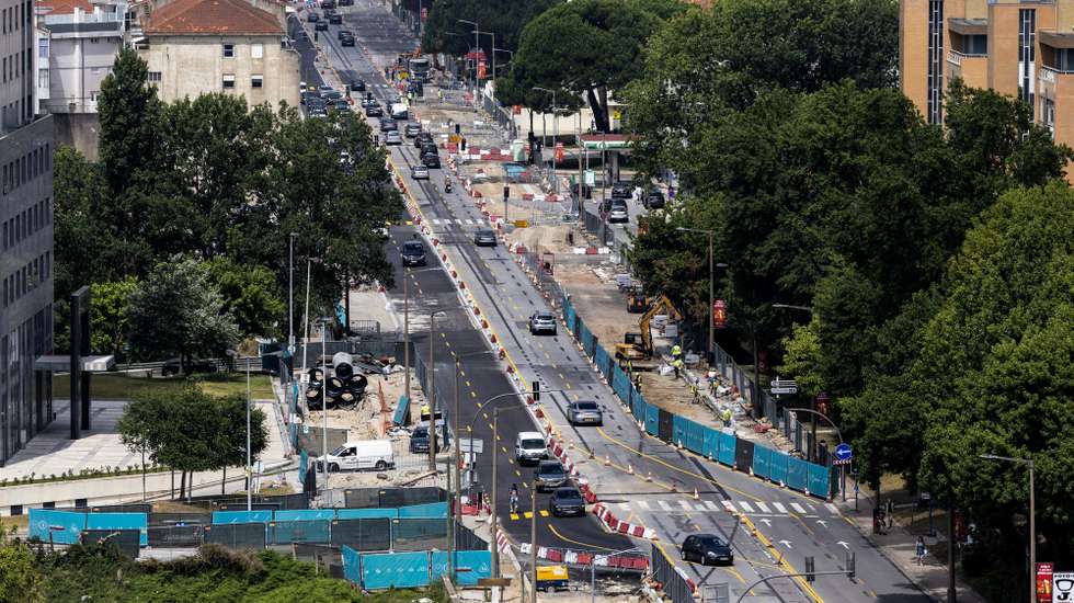 A construção do 'metrobus' do Porto avança na Avenida da Boavista e até já levantou velhos carris do elétrico, num esforço de uniformização daquela 'artéria' da cidade, apesar de não incluir uma ciclovia em toda a sua extensão, Porto, 21 de julho de 2023. O novo serviço da Metro do Porto ligará a Casa da Música à Praça do Império (em 12 minutos) e à Anémona (em 17) em junho de 2024 com recurso a autocarros a hidrogénio, circulando em via dedicada na Avenida da Boavista e em convivência com os automóveis na Avenida Marechal Gomes da Costa. (ACOMPANHA TEXTO DE 22-07-2023) JOSÉ COELHO/LUSA