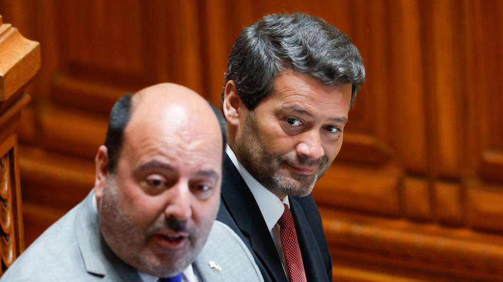 O presidente do Chega (CH), André Ventura (D), ladeado pelo líder parlamentar do partido, Pedro Pinto (E), reage durante a sessão plenária num debate de urgência sobre "a situação provocada pelas declarações do Senhor Presidente da República em relação à reparação histórica das ex-províncias ultramarinas", na Assembleia da República, em Lisboa, 15 de maio de 2024. ANTÓNIO PEDRO SANTOS/LUSA