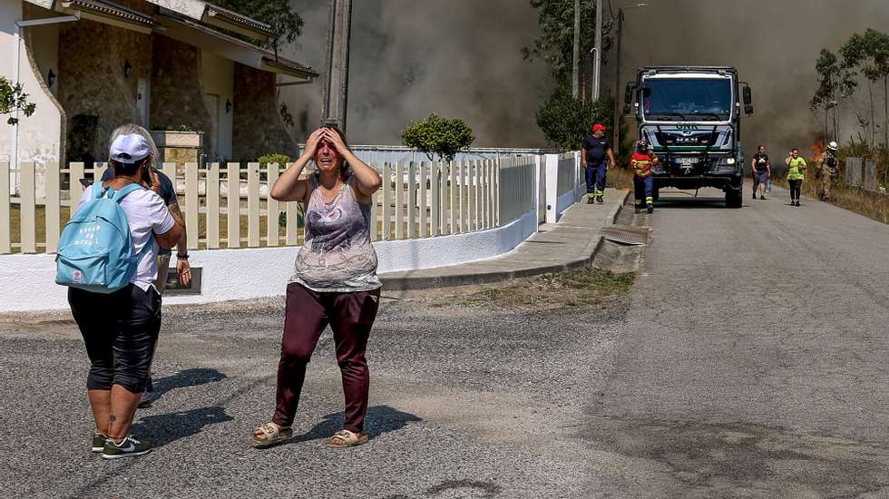 Populares da localidade de Soutelo demonstraram o seu desespero perante o incêndio de Albergaria-a-Velha,  16 de setembro de 2024. PAULO NOVAIS/LUSA