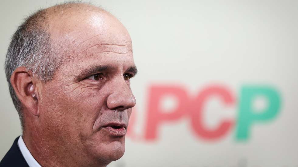 O secretário-geral do Partido Comunista Português (PCP), Paulo Raimundo, durante uma conferência de imprensa para apresentar as principais conclusões da reunião do Comité Central, que se realizou a 21 e 22 de setembro, em Lisboa, 23 de setembro de 2024. RODRIGO ANTUNES/LUSA