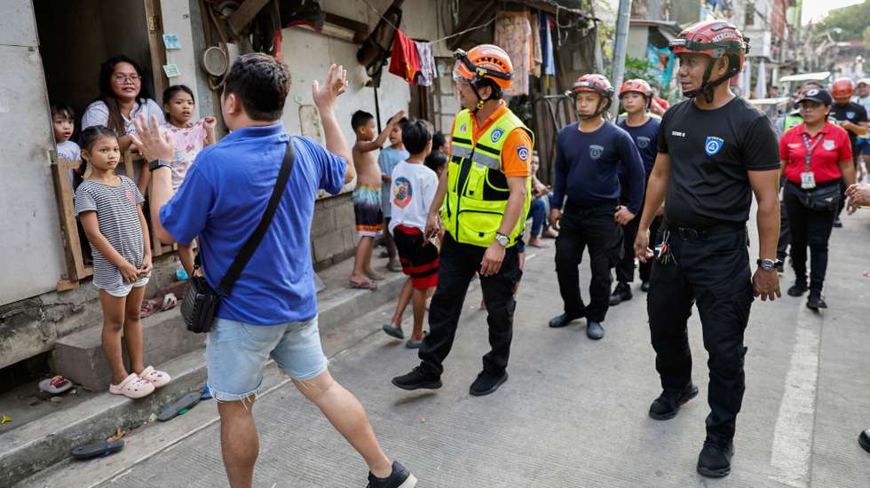 epa11724194 City emergency response personnel (R) talk to residents of a flood-prone district to consider early evacuation or take necessary precaution in anticipation of possible effects of typhoon Man-Yi in Quezon City, Metro Manila, Philippines, 16 November 2024. The Philippines' weather bureau forecasts the center of Typhoon Man-Yi to be 120 kilometers east of Catanduanes province and could make landfall in the Bicol region during the weekend, prompting local government units in the typhoon's projected path to encourage residents to evacuate to safe facilities and take precaution against possible floods and strong winds.  EPA/ROLEX DELA PENA