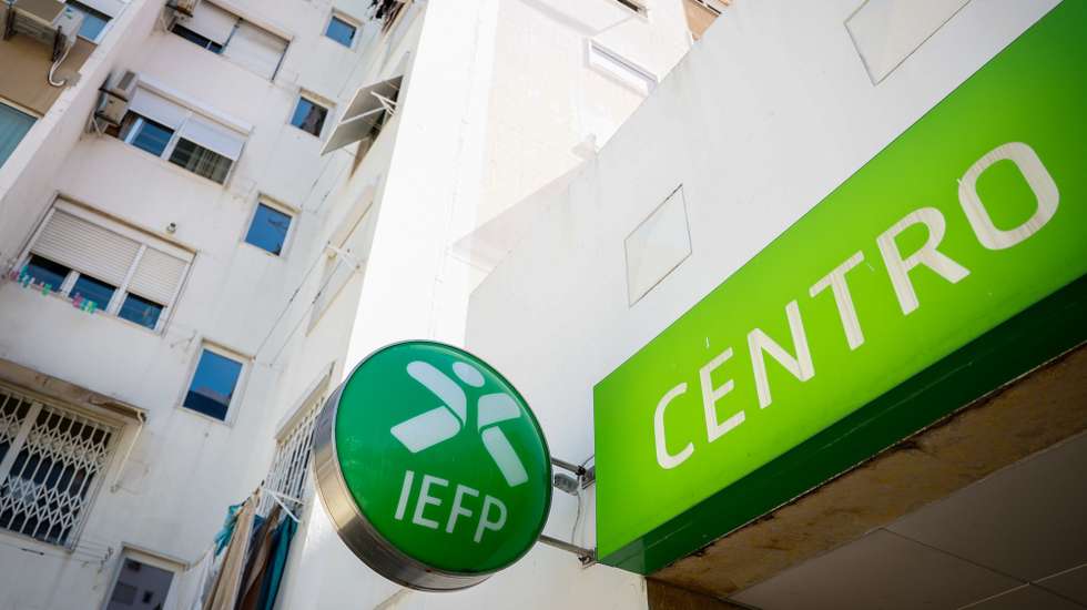 Símbolo do IEFP, no Centro de Emprego da Avenida 5 de Outubro, em Lisboa, 12 de agosto de 2024. Trabalho. Emprego. Desemprego. ANTÓNIO PEDRO SANTOS/LUSA