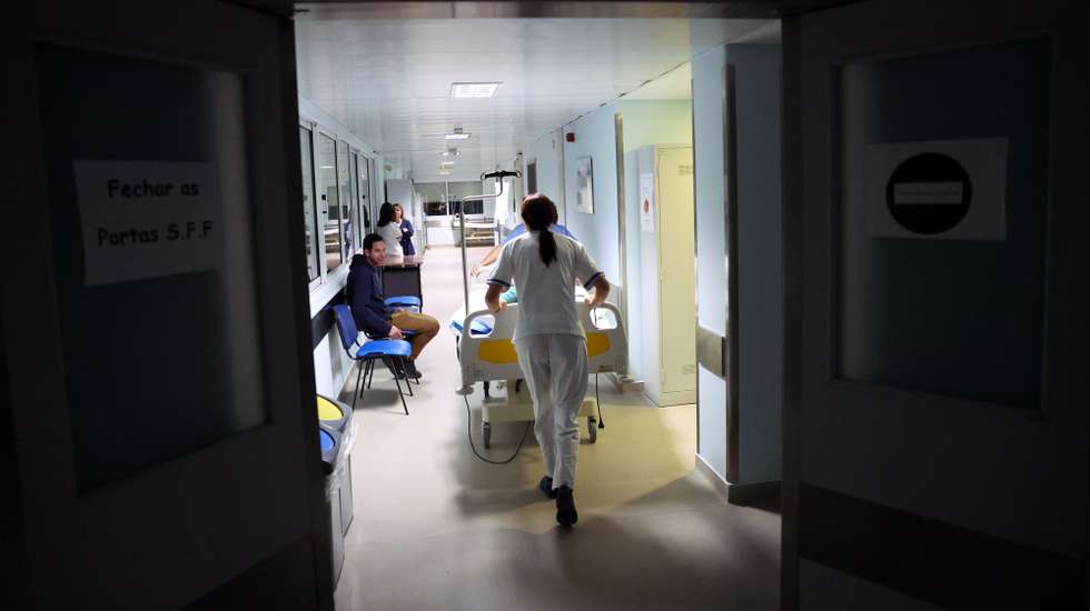 Uma enfermeira transporta uma cama com uma grávida na maternidade do Hospital Dr. José Maria Grande, hoje visitado pela ministra da Saúde, Ana Paula Martins (ausente na imagem). Portalegre, 30 de janeiro de 2025. NUNO VEIGA/LUSA