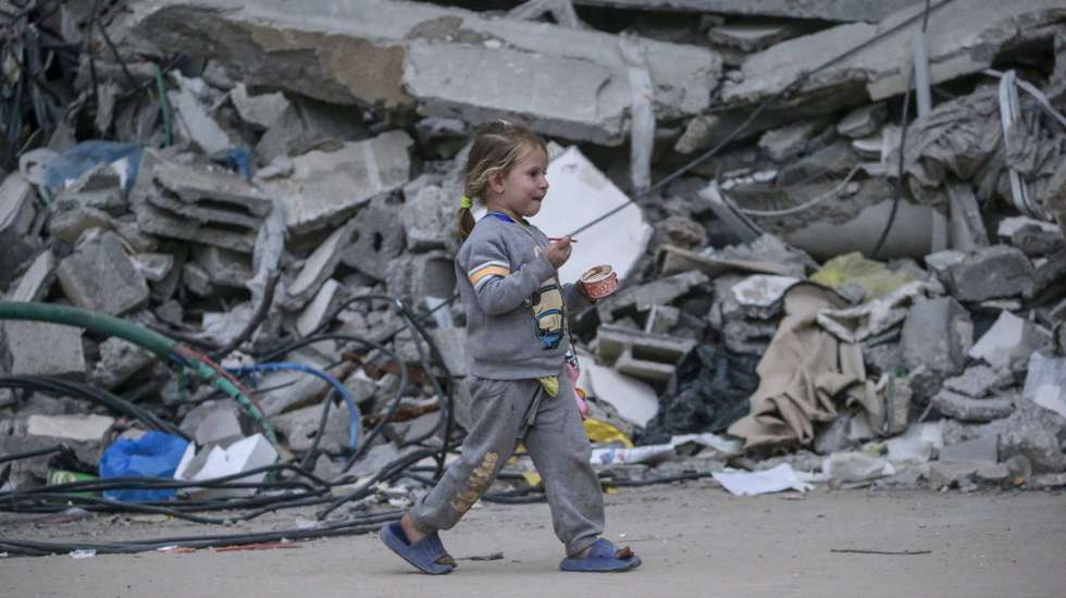 epa12003947 An internally displaced Palestinian girl eats ice cream after fleeing northern Gaza following an Israeli army evacuation order, in Gaza City, Gaza Strip, 01 April 2025. More than 50,000 Palestinians have been killed in the Gaza Strip, according to the Palestinian Ministry of Health, since Israel launched a military campaign in the strip in response to a cross-border attack led by the Palestinian militant group Hamas on 07 October 2023, in which about 1,200 Israelis were killed and more than 250 taken hostage.  EPA/MOHAMMED SABER