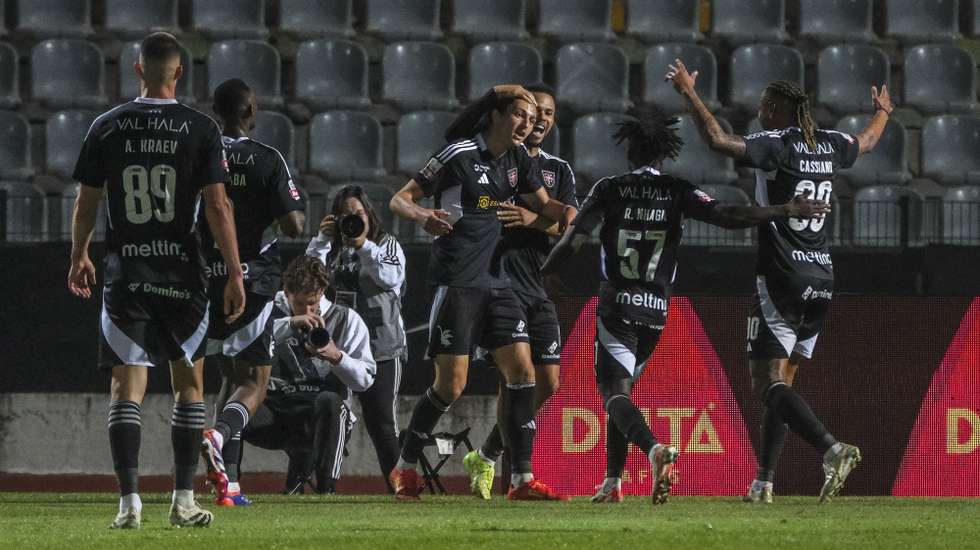 Benaissa (C) do Casa Pia festeja o golo contra o Sporting de Braga durante o jogo 33ª jornada da I Liga de Futebol disputada no Estádio Municipal de Rio Maior, 10 de maio de 2025. CARLOS BARROSO/LUSA
