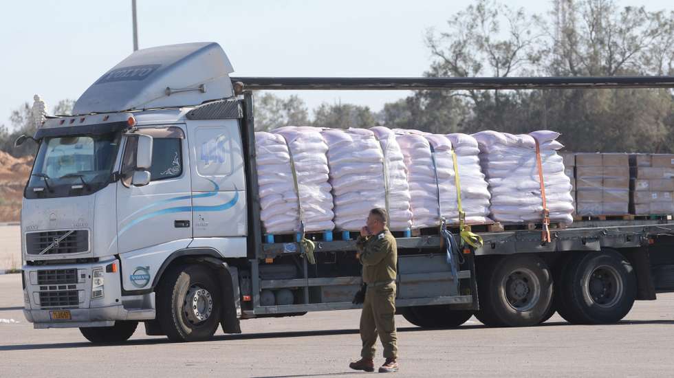 epa12142475 An Israeli soldier stands next to a truck with humanitarian aid bound for Gaza at the Kerem Shalom crossing on the Gaza-Israel border in southern Israel, 29 May 2025. According to the Israeli Defense Forces and COGAT (Coordination of Government Activities in the Territories), approximately 880 aid trucks have entered Gaza through the Kerem Shalom crossing since Israel resumed humanitarian deliveries on 19 May. According to the UN half a million people, or one in five people in the Strip are facing starvation while the entire population of the Gaza Strip continues to face a critical risk of famine following 19 months of conflict, mass displacement and severe restrictions on humanitarian aid.  EPA/ABIR SULTAN