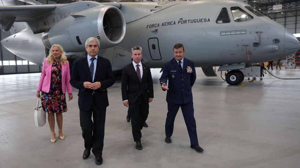 O ministro da Defesa Nacional, Nuno Melo (E), acompanhado do seu homólogo da Suécia, Pål Jonson (C), e do Chefe do Estado-Maior da Força Aérea, General Cartaxo Alves, durante uma visita à oficina de manutenção da Esquadra 506 da Força Aérea, junto a um KC-390, na Base Aérea n.º 11, Beja, 18 de setembro de 2025. NUNO VEIGA/LUSA