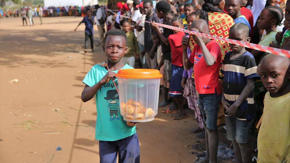 Criança vende bolinhos na Escola Primária Completa dos Coqueiros, que acolhe deslocados que fogem de ataques armados em aldeias de Chiúre, estão acomodadas na Escola Primária Completa dos Coqueiros, Cabo Delgado, Moçambique, 29 de julho de 2025. Moçambique tem sofrido, nos últimos tempos, ataques, sobretudo na província de Cabo Delgado, no norte do país, rica em gás e que enfrenta desde 2017 uma rebelião armada, que já provocou milhares de mortos e uma crise humanitária, com mais de um milhão de pessoas deslocadas. (ACOMPANHA TEXTO)  LUÍSA NHANTUMBO/LUSA