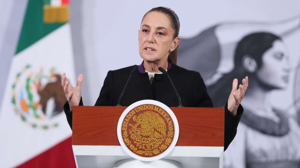 epa12596545 Mexican President Claudia Sheinbaum speaks during a press conference at the National Palace in Mexico City, Mexico, 16 December 2025. Sheinbaum said her government is 'attentive' to the allegations made by Honduran President Castro about a possible coup in the Central American country and stressed that she will always speak out in favor of democracy and against any form of 'interference' or external intervention.  EPA/MARIO GUZMAN