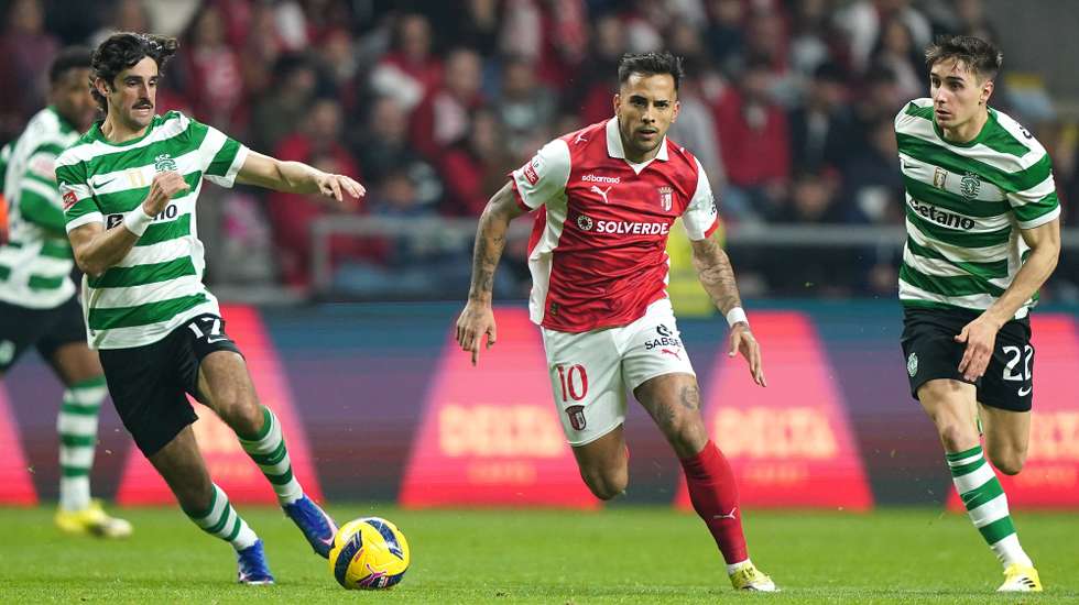 SC Braga player Rodrigo Zalazar (C) in action against Sporting players Francisco Trincão (L) and Iván Fresneda (R) during the Portuguese First League soccer match at Municipal de Braga in Braga, Portugal, 07 March 2026. HUGO DELGADO/LUSA