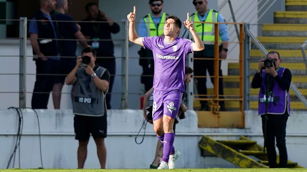 O jogador do Sporting de Braga Fran Navarro festeja um golo contra o Moreirense durante o jogo da I Liga de futebol, realizado no Estádio Comendador Joaquim de Almeida Freitas, em Moreira de Cónegos, 4 de abril de 2026. HUGO DELGADO/LUSA