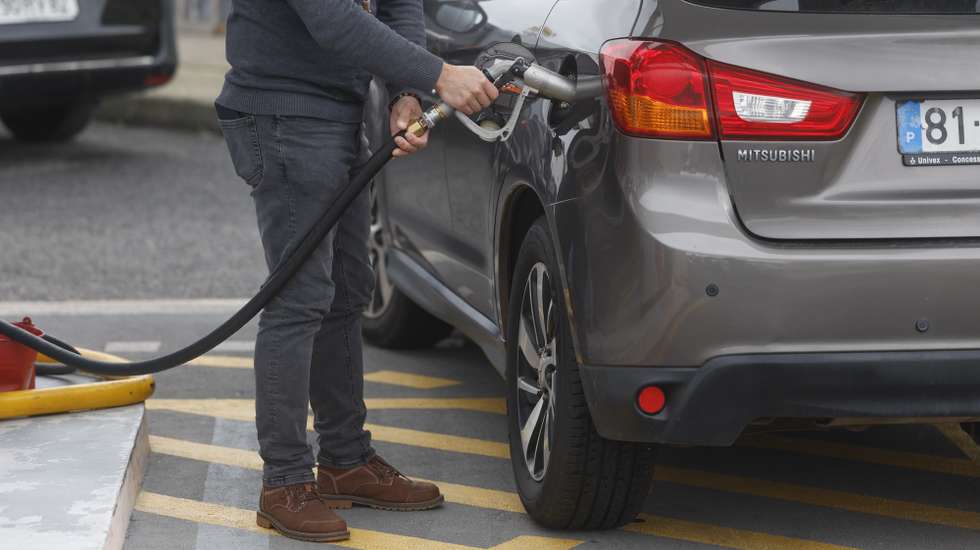 Um automobilista abastece a sua viatura num posto de combustíveis, em virtude de mais um aumento na próxima segunda-feira, em Lisboa, 20 de março de 2026. ANTÓNIO PEDRO SANTOS/LUSA