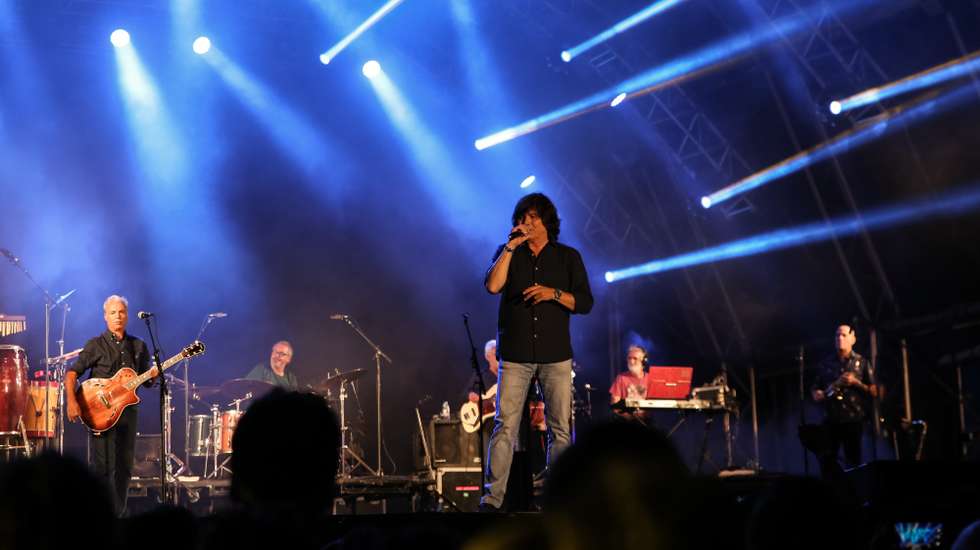 O vocalista da banda portuguesa Trovante  Luís Represas durante a sua atuação no Festival O Sol da Caparica, em Almada, 12 de agosto de 2017. CARLOS M. ALMEIDA/LUSA
