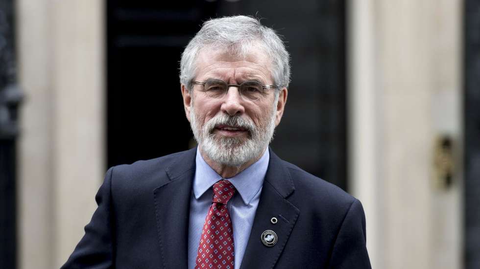 Gerry Adams, agora com 77 anos, chegou ao tribunal com um colete à prova de bala