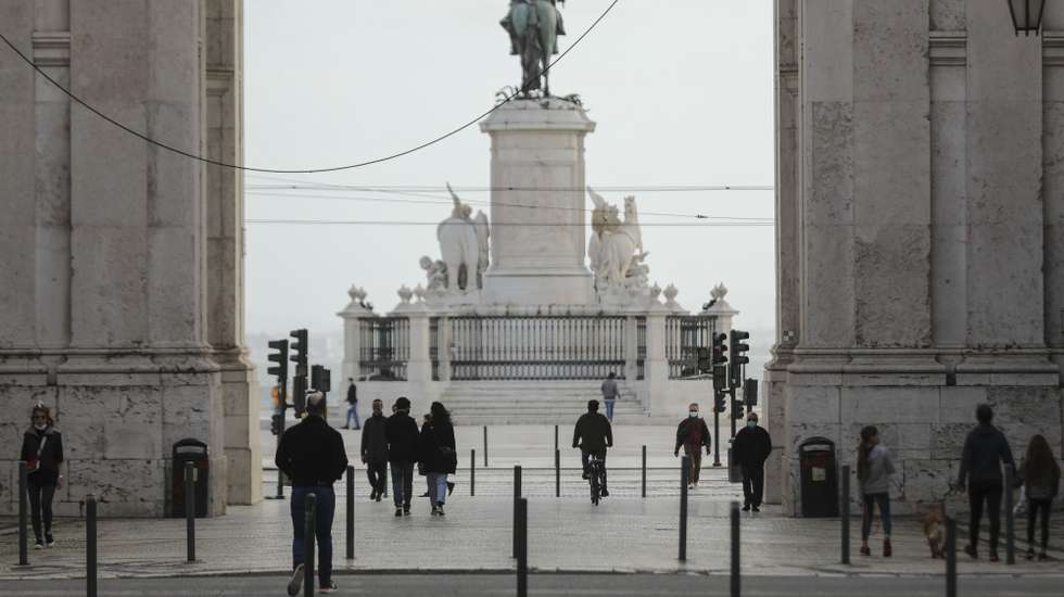 Pessoas passeiam junto ao Arco da Rua Augusta em Lisboa, durante período com medidas de restrição impostas pelo novo confinamento, na sequência da pandemia de Covid-19, 30 de janeiro de 2021. MIGUEL A. LOPES/LUSA