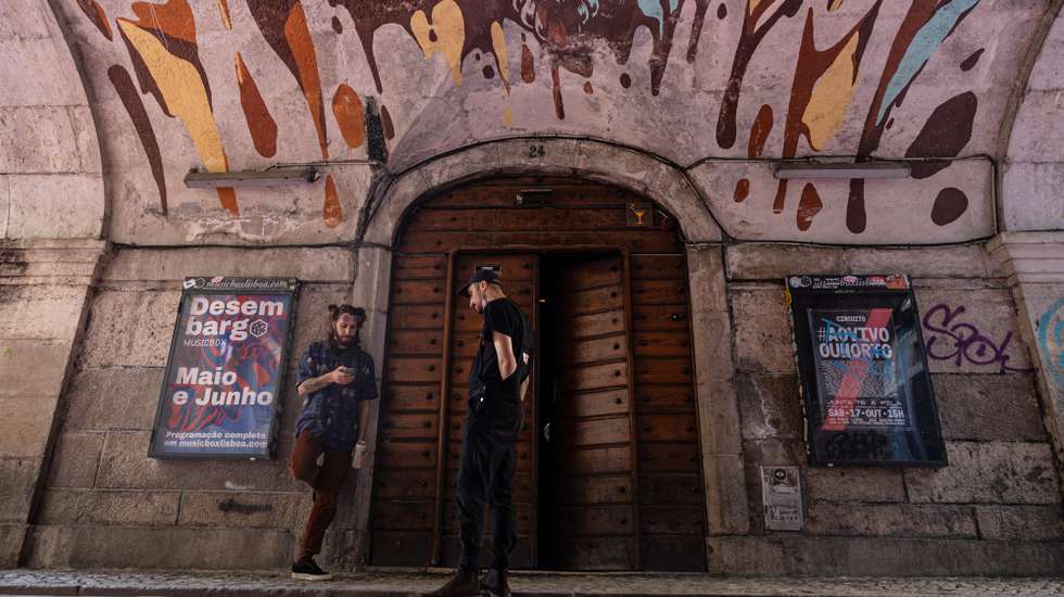 Localizado na Rua Nova do Carvalho (conhecida como Rua Cor-de-Rosa), no Cais do Sodré, o Musicbox foi ao longo dos anos o espaço para vários concertos de artistas do underground nacional e internacional