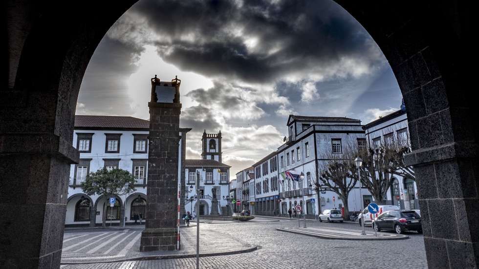 A Câmara Municipal de Ponta Delgada decidiu manter em vigor as alterações ao trânsito implementadas durante a quadra festiva no centro histórico