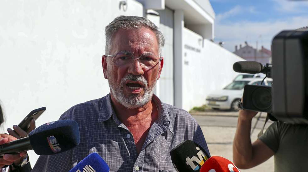 O ex-ministro Armando Vara fala aos jornalistas à saída do Estabelecimento Prisional de Évora, após ser libertado no âmbito da aplicação das medidas excecionais devido à pandemia de covid-19, Évora, 11 de outubro de 2021. Cumpriu neste estabelecimento prisional cerca de metade da pena única de cinco anos de prisão a que foi condenado no âmbito do processo Face Oculta. NUNO VEIGA/LUSA