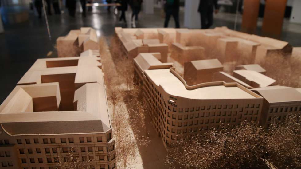 Visita para a comunicação social da exposição "Neighbourhood - where Álvaro Meets Aldo" no Centro Cultural de Belém, Garagem Sul – Exposições de Arquitetura em Lisboa, 14 de novembro de 2017. A representação oficial portuguesa na XV Bienal de Arquitetura de Veneza escolheu, como tema central, o trabalho de Álvaro Siza no domínio da habitação social, abarcando os seus projetos em diferentes contextos – Campo di Marte (Veneza); Schlesisches Tor (Berlim); Schilderswijk West (Haia); e Bairro da Bouca (Porto). A exposição documenta também o regresso do arquiteto aos quatro bairros, em 2016, neles confrontando-se com fenómenos como a imigração, a guetização, a turistificação e a gentrificação das cidades. JOÃO RELVAS/LUSA