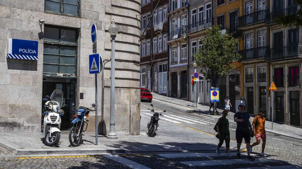 A Esquadra do Infante, a maior esquadra da PSP, no centro do Porto, teve de encerrar o atendimento ao público no passado dia 22 de julho por falta de pessoal, Porto, 25 de julho de 2022. O ministro da Administração Interna José Luís Carneiro, esclareceu hoje que a esquadra da PSP, na baixa do Porto suspendeu temporariamente o atendimento e esta decisão de “ajustamento do horário” de funcionamento “não é a primeira vez que acontece” no país. JOSÉ COELHO/LUSA