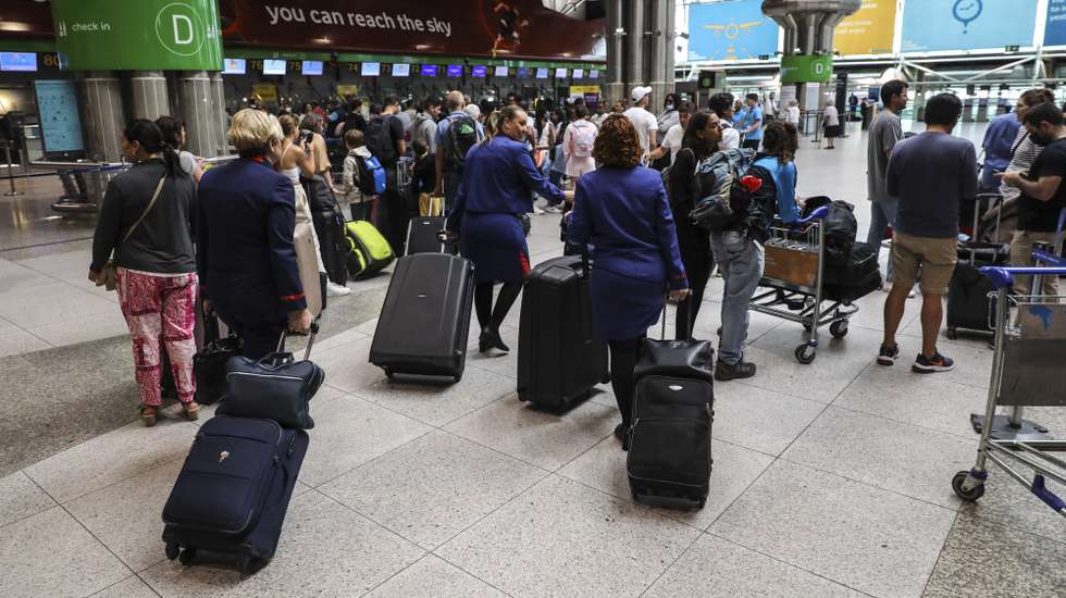 Passageiros no terminal 1 do aeroporto de Lisboa, durante a greve da Portway, desde as 00:00 de hoje e até às 23:59 do dia 28, nos aeroportos de Lisboa, Porto, Faro e Funchal, organizada pelo Sindicato Nacional Dos Trabalhadores Da Aviação Civil (SINTAC), contra a política de recursos humanos assumida ao longo dos últimos anos pela Portway, empresa detida pelo Grupo VINCI, de "confronto e desvalorização dos trabalhadores por via de consecutivos incumprimentos do Acordo de Empresa, confrontação disciplinar, ausência de atualizações salariais, deturpação das avaliações de desempenho que evitam as progressões salariais e má-fé nas negociações", junto ao aeroporto de Lisboa, 26 de agosto de 2022. MIGUEL A. LOPES/LUSA